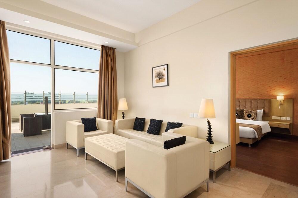 Ramada Neemrana Ξενοδοχείο Εξωτερικό φωτογραφία