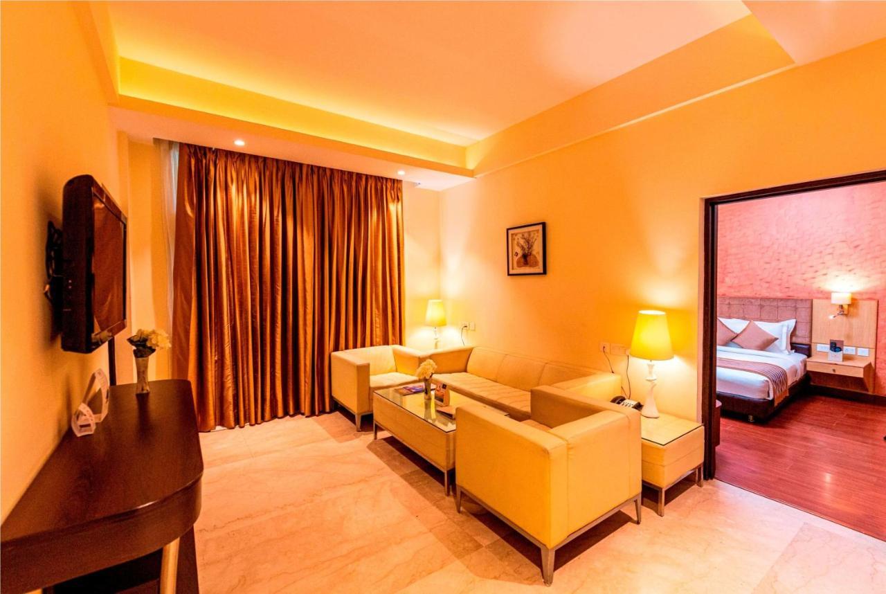 Ramada Neemrana Ξενοδοχείο Εξωτερικό φωτογραφία