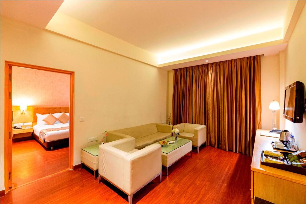 Ramada Neemrana Ξενοδοχείο Εξωτερικό φωτογραφία