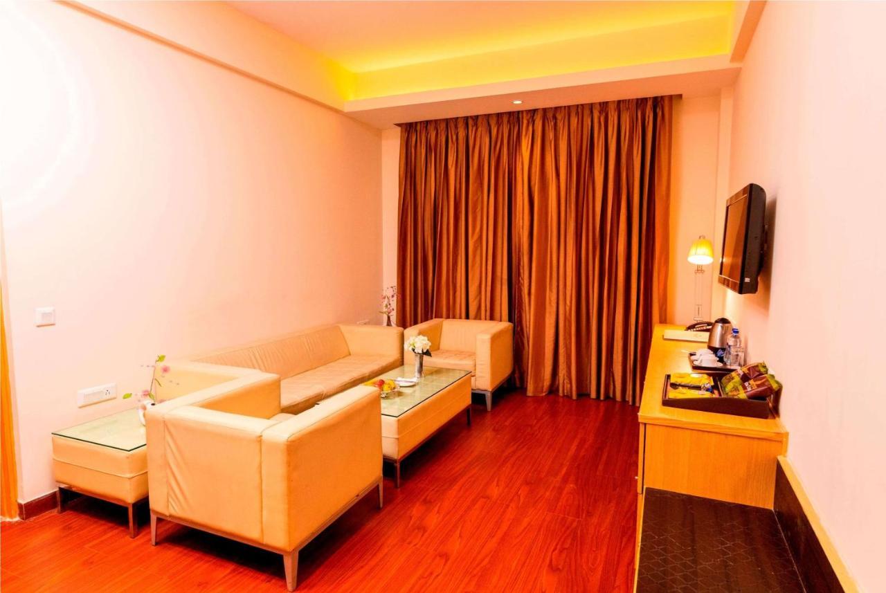 Ramada Neemrana Ξενοδοχείο Εξωτερικό φωτογραφία