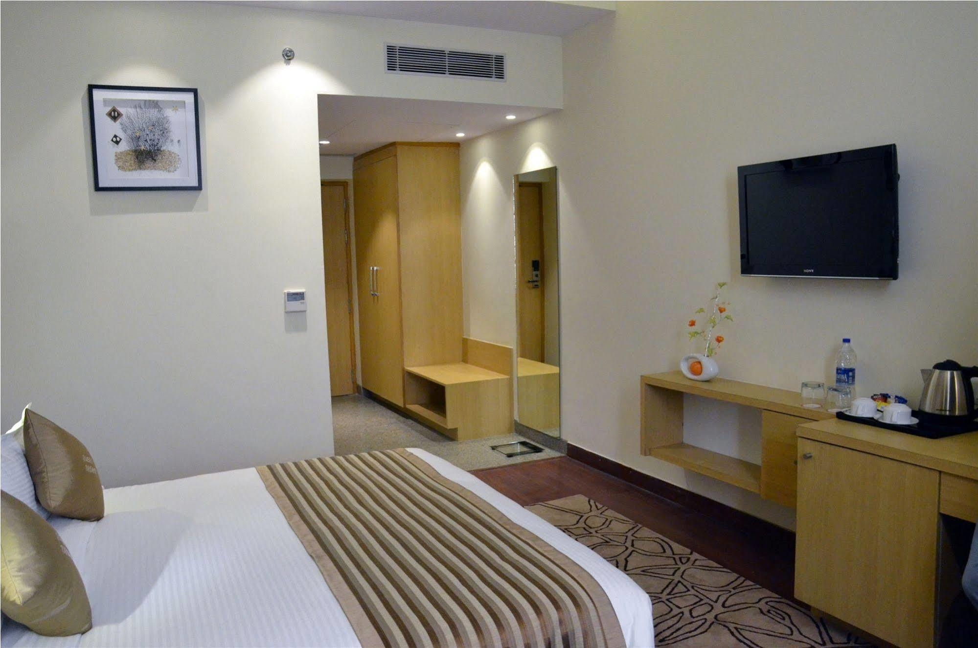 Ramada Neemrana Ξενοδοχείο Εξωτερικό φωτογραφία