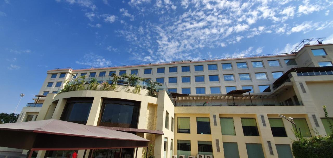 Ramada Neemrana Ξενοδοχείο Εξωτερικό φωτογραφία