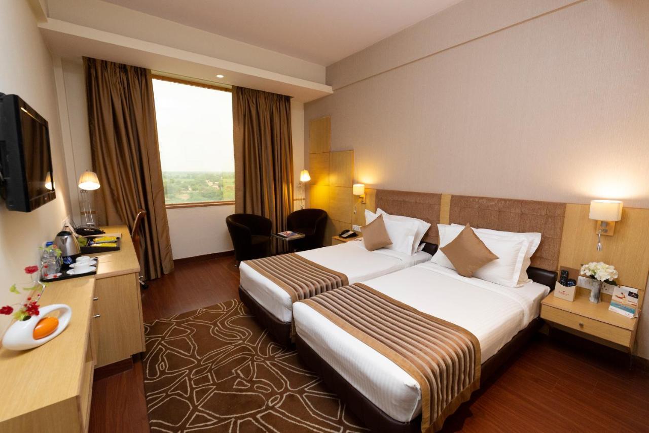Ramada Neemrana Ξενοδοχείο Εξωτερικό φωτογραφία