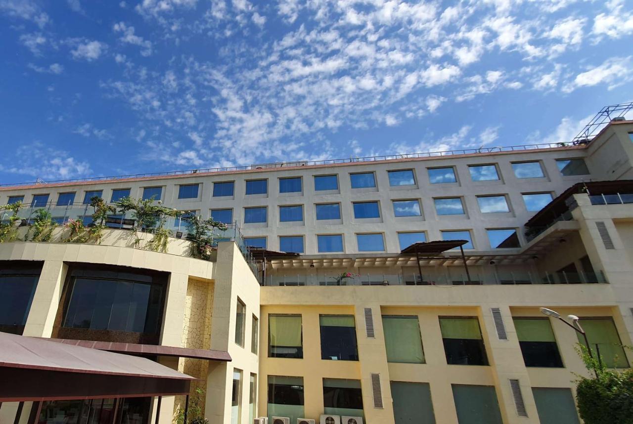 Ramada Neemrana Ξενοδοχείο Εξωτερικό φωτογραφία