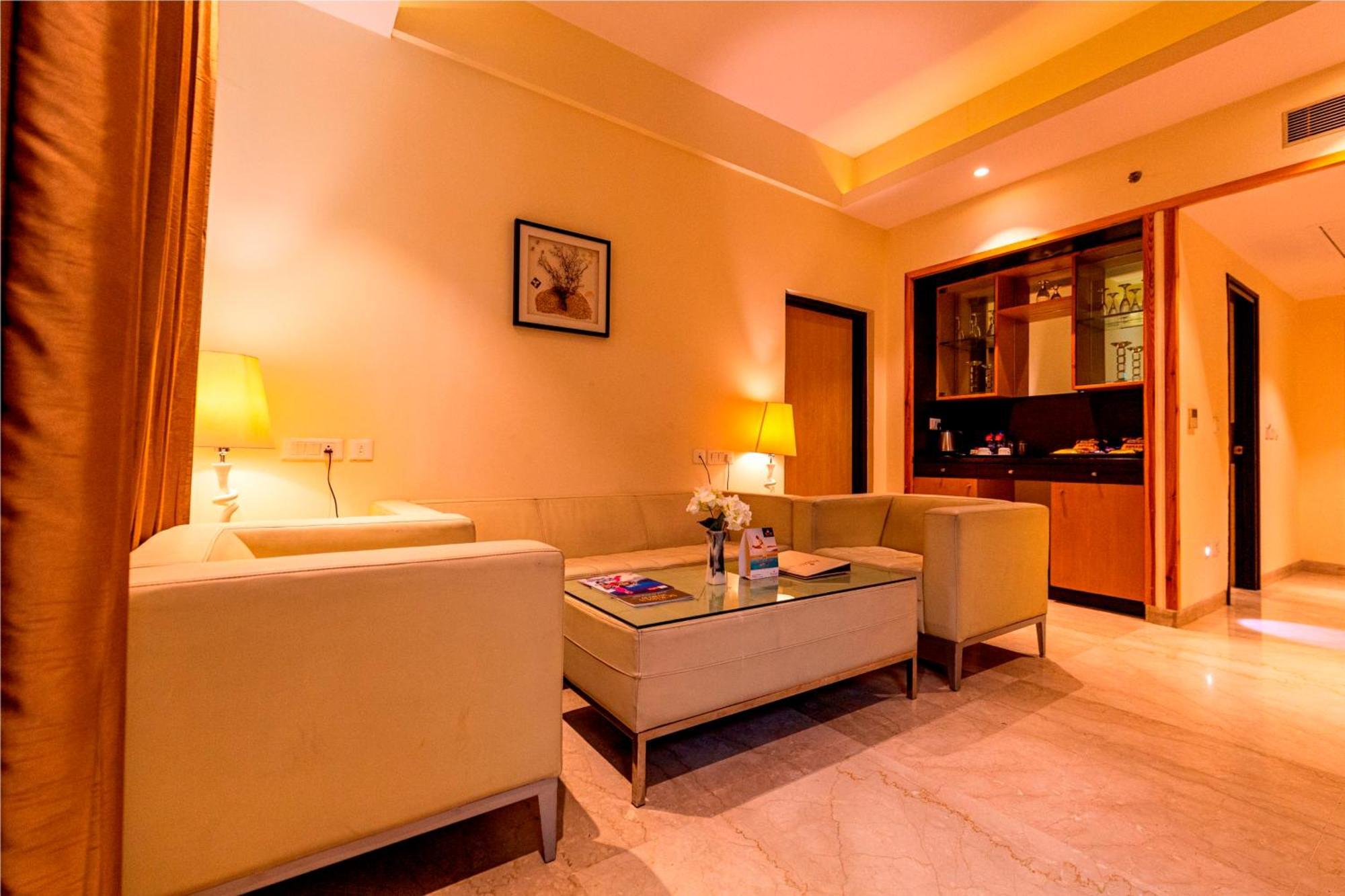 Ramada Neemrana Ξενοδοχείο Εξωτερικό φωτογραφία